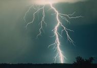 LED顯示屏如何防雷電？